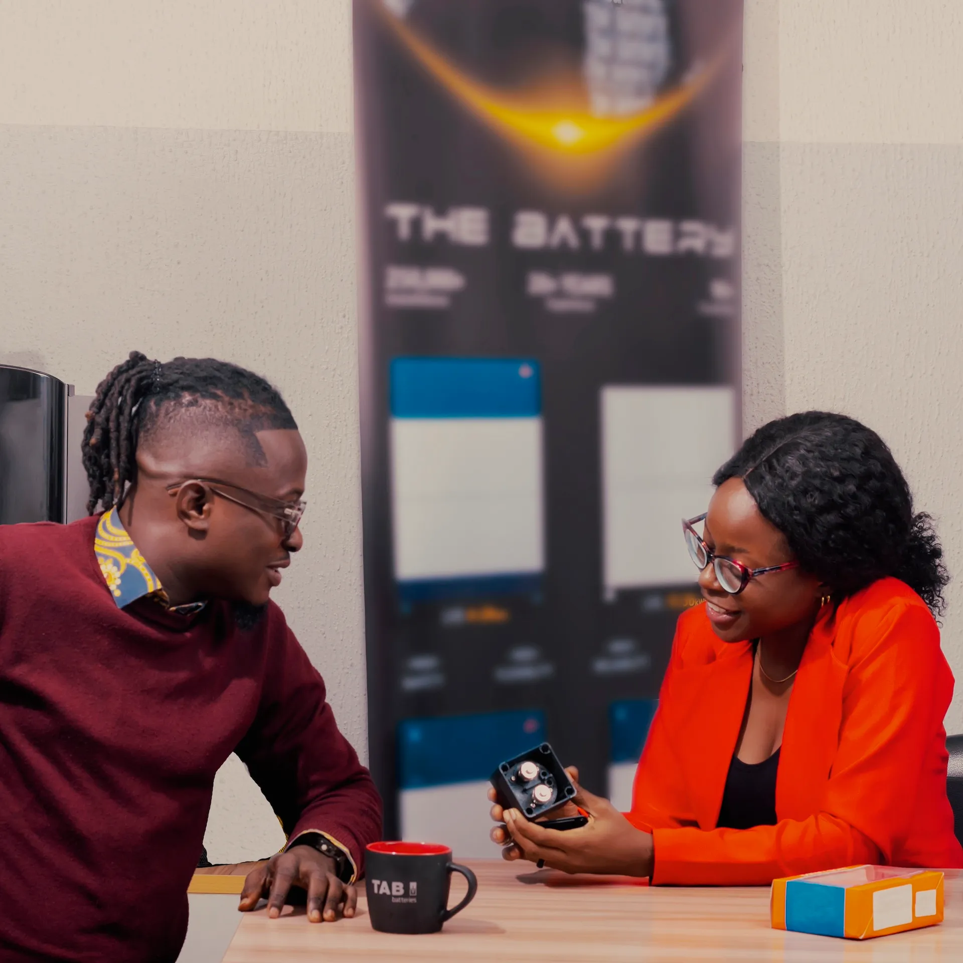 Komponents' sales expert demos a Gave gear to a potential customer